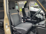 運転席はひじ掛けが付いてリラックスして運転ができます