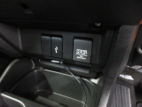 【POWEROUTLET】12V電源ソケットを設置しております。周辺機器の充電にご利用頂けます。便利なUSBジャックも付いています。