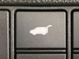 【ハンズフリーパワーバックドア】リアバンパー下部に足先を出し入れするだけでバックドアが自動で開閉♪両手が荷物でふさがっている時でもラクラク開閉操作が行えます!