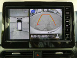 ギアを『R』に入れるとナビ画面に、まるで雲の上から覗いているような映像が映り、駐車をサポートしてくれます。