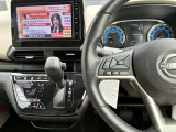 ハンドル周りには車両状態の確認やナビ操作が可能なステアリングスイッチを完備♪