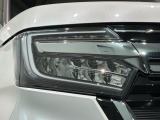 LEDヘッドライトは、点灯の瞬間から最大光量を発揮し、突然暗くなるトンネルなどでの安定感を高めます。