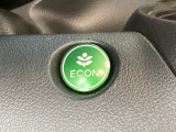 ECONモードをONにするとアクセルペダルの動きに対するエンジンの反応とエアコンの制御を切り換えることで、燃費のいい運転をするドライバーがペダルを踏んだ時と同じようにエンジンを制御します。