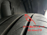 タイヤ溝はセンターで5.6mmです(新品約8mm)
