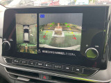上から見下ろしているような視点で周囲が確認できるアラウンドビューモニターです。上から見下らしているような映像によって縦列駐車もラクラク、駐車が苦手な人の強い味方です!