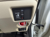 狭い駐車場や壁際でもドアをぶつける心配が少なく開けられる両側スライドドアです。助手席側は電動で、開閉操作も楽々です!