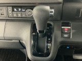 オートマチックシフトレバーは、手になじみ操作しやすい形状で安全運転にもつながります♪