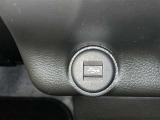 充電用USB端子付き。スマートフォンなどの充電に便利です。