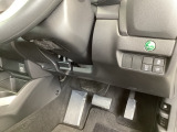 燃費をよくするECON、横滑りを防ぐVSAなどのスイッチは、運転席の右側、手の届きやすい位置にあります。