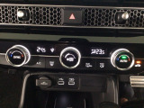 【左右独立オートエアコン】左右席で独立温度コントロールが可能です。運転席はキンキンに冷やして助手席はマイルドにと言った設定が可能です☆暑さ寒さでケンカすることもなくなりますね♪