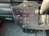 タブレット端末のようなタッチパネル式のオートエアコン採用。凹凸のない滑らかな表面で操作感を高めています。