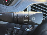 【オートライト(AUTO)】外の明るさをシステムが感知して、自動でヘッドライトが点灯します。ヘッドライトをつけ忘れを防ぐ便利機能です。