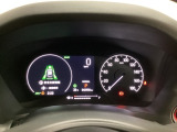 ハイブリット車専用のメーターです。右側の大型スピードメーターに加え、ステアリングスイッチを使って左のマルチインフォメーション・ディスプレイで燃費や動力伝達などの情報が見れるようになっています。