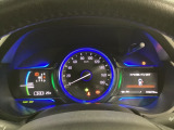 ハイブリット車専用のメーターです。中央のスピードメーターより左右のサブデスプレイで燃費や動力伝達などの情報が見れるようになっています。