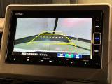 リバースギアに入れるだけで後方の表示へ切り替わります。夜間や雨の日の駐車も楽になりますよ。