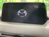 【8インチマツダコネクト】車内の雰囲気にマッチした大型のディスプレイ。スマホ接続でのナビ使用やBluetooth再生等、様々な機能が楽しめます。直感的なダイヤル操作が可能で、使い勝手も良好です。