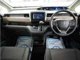 運転にかかわる様々な操作を安全に行えるように視点移動が少なく、操作性に配慮されたスイッチ類が凝縮されたコクピットです。