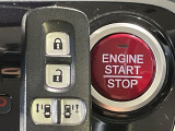 【Hondaスマートキー】カバンやポケットに入れたままでもドアの施錠・解錠が可能なスマートキーを装備。エンジンのオン・オフ時もカギを取り出す必要が無いからとっても便利です♪