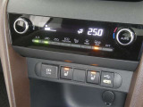 【オートエアコン】車内温度を感知して自動で温度調整をしてくれるのでいつでも快適な車内空間を創り上げます!どの席に座っても快適なドライブが楽しめます♪