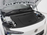 EX30にはエンジンルームがないため、ボンネット下にも荷物を収納することができます。