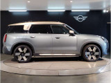 ☆MINIの車の始まりは大人四人がギリギリ乗れるコンパクトな車です!!今となっては3ナンバーですが、もともとは5ナンバーの車でした!!