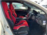 運転席・助手席はタイプR専用シートです.大きな座面と包み込むような背もたれが身体全体を支え、長時間の運転やコーナーの多い道も快適です♪