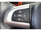 運転中に手を離さなくてもオーディオ操作が出来るステアリングスイッチ付。走行中に視線を逸らさず出来る手元操作は安全運転につながります。