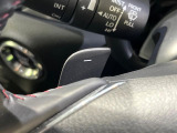 【パドルシフト】ハンドルから手を離さずに素早くシフトアップ&ダウンができるので、エンジンブレーキを使う下り坂や高速道路の合流で加速したい場面で役立ちます。