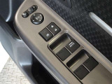 電動格納式ドアミラー・全席対応のパワーウィンドウを装備してます。