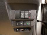 パワースライドドアの開閉はスマートキーのリモコンやドアノブは勿論、運転席側のスイッチ操作でも開閉ができ、安全・簡単です。