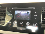 リバースギアに入れるだけで後方の表示へ切り替わります。夜間や雨の日の駐車も楽になりますよ。