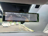 ルームミラーで車両後方が確認できない時に、スマートルームミラーのカメラの画像でで確認ができます。