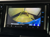 リバースギアに入れるだけで後方の表示へ切り替わります。夜間や雨の日の駐車も楽になりますよ。