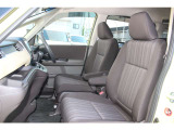 アームレスト付きの大型シートは長距離ドライブも快適です