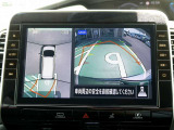 自車を真上から見下ろすように映し出すので周囲の状況が分かるアラウンドビューモニター搭載。フロントカメラとしても使用できます。車庫入れなど苦手な人の頼りになる助っ人です。