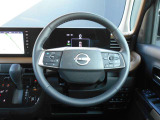 ステアリングハンドルです。オーディオコントロールスイッチが付いて運転中でも手元でオーディオの操作が出来て便利ですよ。