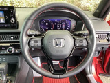 本革ハンドルの後ろには7速パドルシフトがあります。指先で操る事で、マニュアル車感覚のシフトチェンジが楽しめます。また、右にクルーズコントロール、左にオーディオリモコンスイッチがあります。