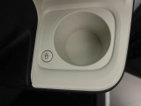 カップホルダーは運転席や助手席からちょうど手の届く位置です!!