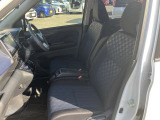 室内ビュー ベンチシートタイプで左右どちらからでも乗り降りが可能です
