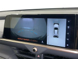 パノラミックビューモニターシステムが付いているので車の上から見た映像が確認できますよ。 一目で車両周辺の情報を確認できますが、直接安全をご確認下さい。