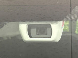 【アイサイトVer2】前方の車両等を検知し、衝突しそうな時は警報で注意を促し、ブレーキを踏む力をサポート。ブレーキを踏めなかった場合は衝突被害軽減ブレーキが作動、衝突回避をサポートします。