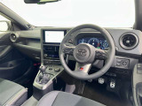 ドライバーファーストのコクピットを実現するために、スペースやレイアウトの工夫を施すことで、運転に集中しやすく、走りを存分に楽しめる設計になっています。