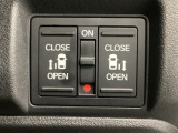 【両側パワースライドドア】両側がパワースライドドアになっており、運転席のスイッチやスマートキーでも開閉が可能です!開口部も広いので乗り降りも楽々♪