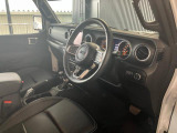 運転席になります。