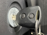 【キーレス】少し離れた場所からでもボタン一つでドアの開錠・施錠ができるのでとっても便利!ドアの鍵穴周りに傷をつけることもありません♪
