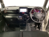 車内は光触媒抗菌消臭施工済です。インパネ周りはスタイリッシュなデザインです。グローブボックスやカップホルダーのほかにトレーなどたくさんの収納スペースが付いています。