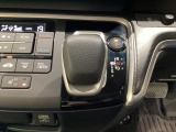 CVT車のセレクトレバーです。低速から高速まで、変速ショックのないスムーズな走りを実現するとともに、エンジン効率のよい領域を維持することで燃費にも貢献します。