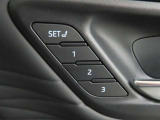 運転席は三人分のシートポジションを記憶します。