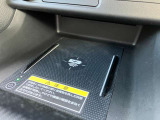 センターコンソール前部には非接触型の充電器が有ります。対応の端末でしたら乗せておくだけで充電を行います(携帯ケースやスマホリングなどが有ると充電できない場合がございます)