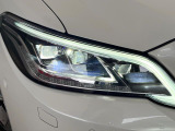 【三眼LEDヘッドライト】スタイリッシュな見た目の三眼LEDヘッドライトを装備♪スタイルだけでなく、夜間の走行も視界良好で安心してお乗りいただけます。